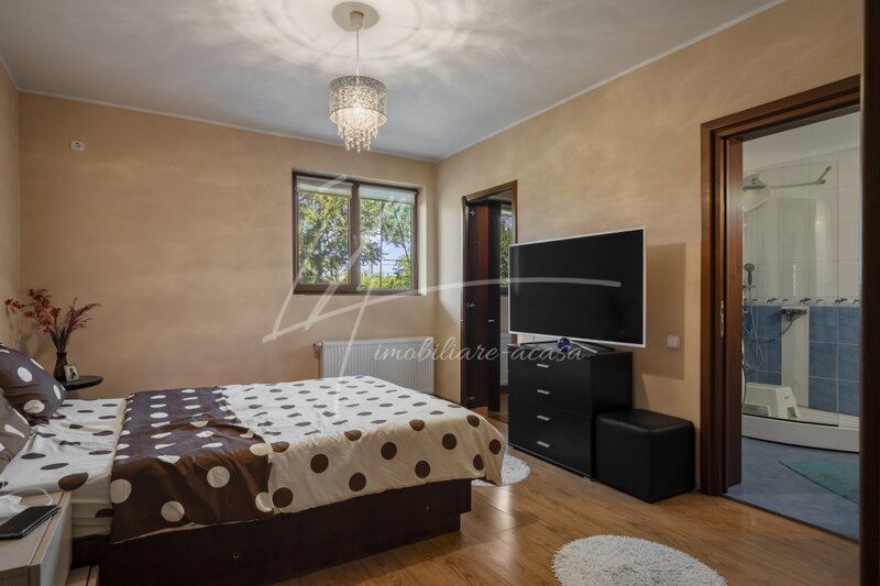 Casa cu livada si teren de 1935 mp
